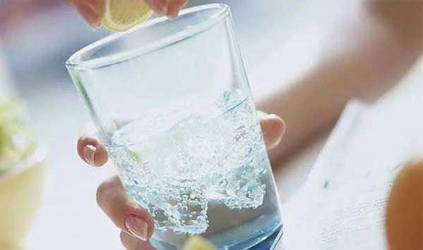 Bere acqua fa dimagrire, lo dicono gli esperti