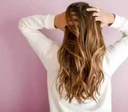 Scopri come prenderti cura dei capelli grassi al meglio