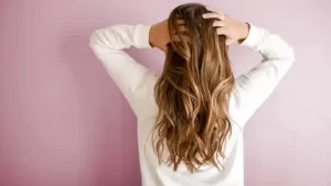 Scopri come prenderti cura dei capelli grassi al meglio